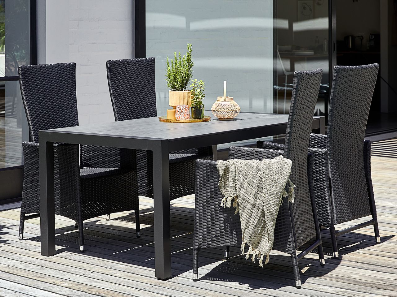 Table HAGEN L160 gris + 4 chaises SKIVE noir JYSK