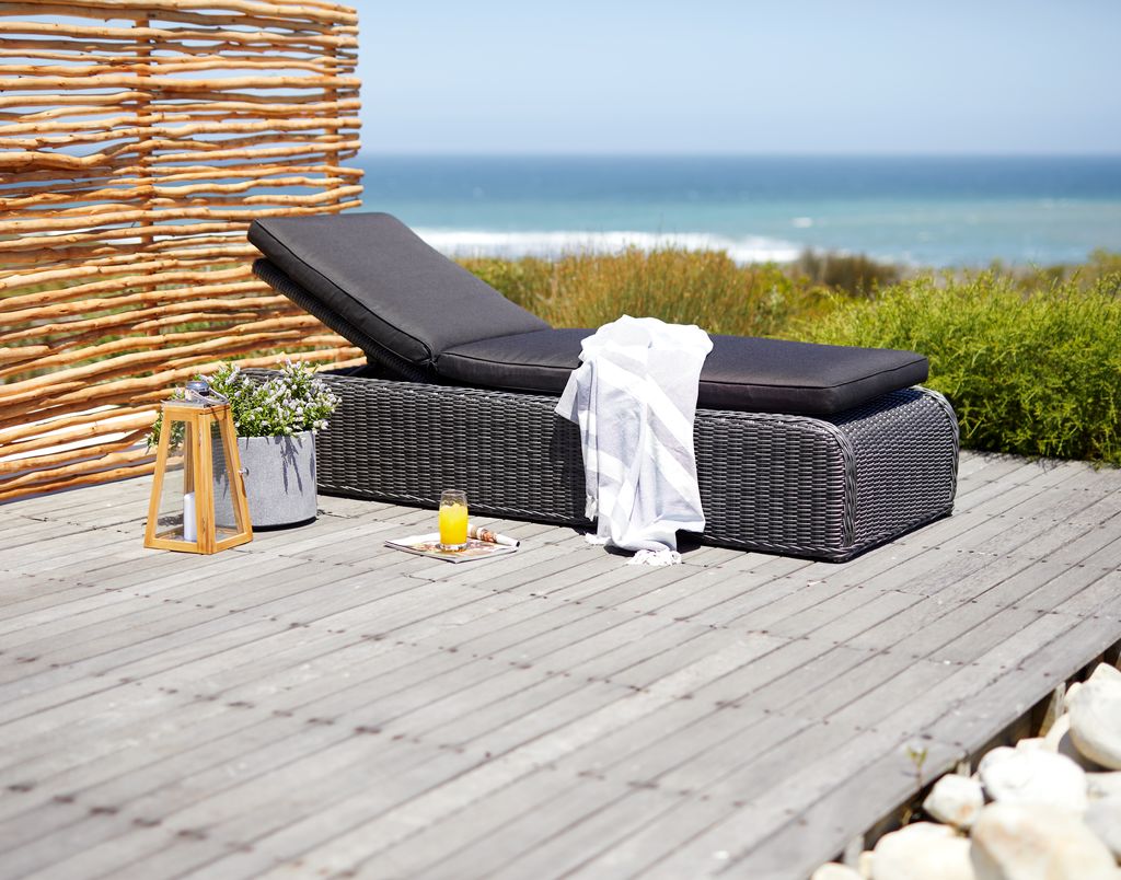 Tumbona de exterior gris con cojín