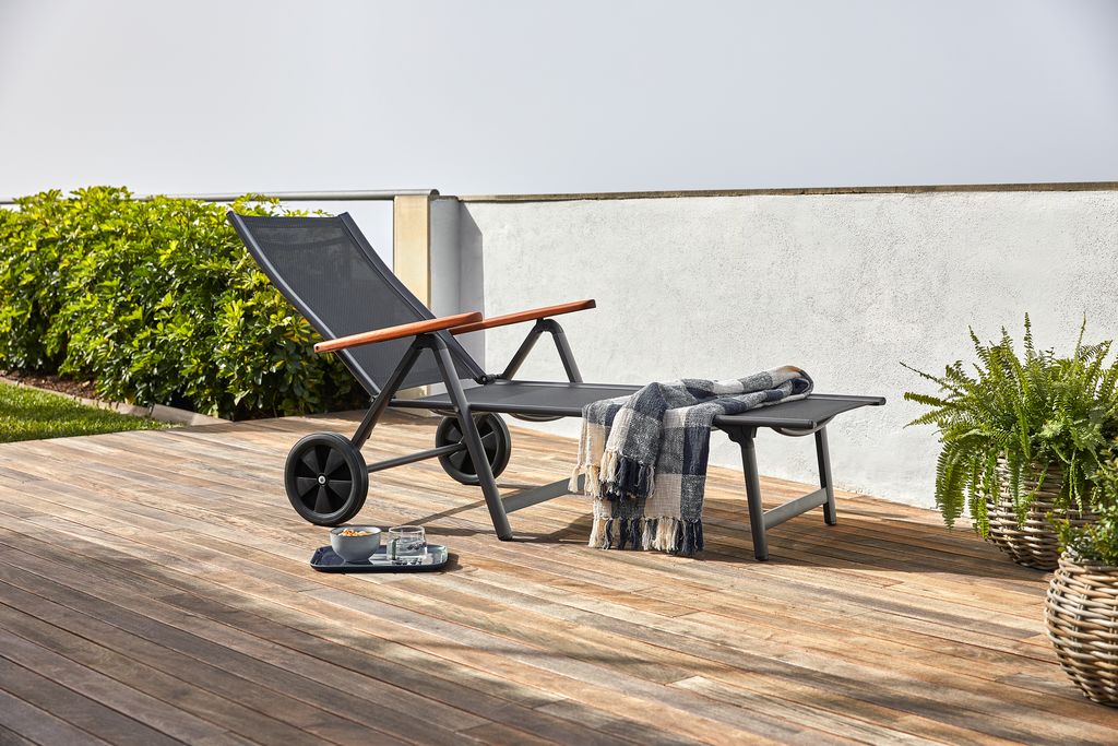 Tumbona KARLSHAMN A81xL190 gris oscuro con ruedas