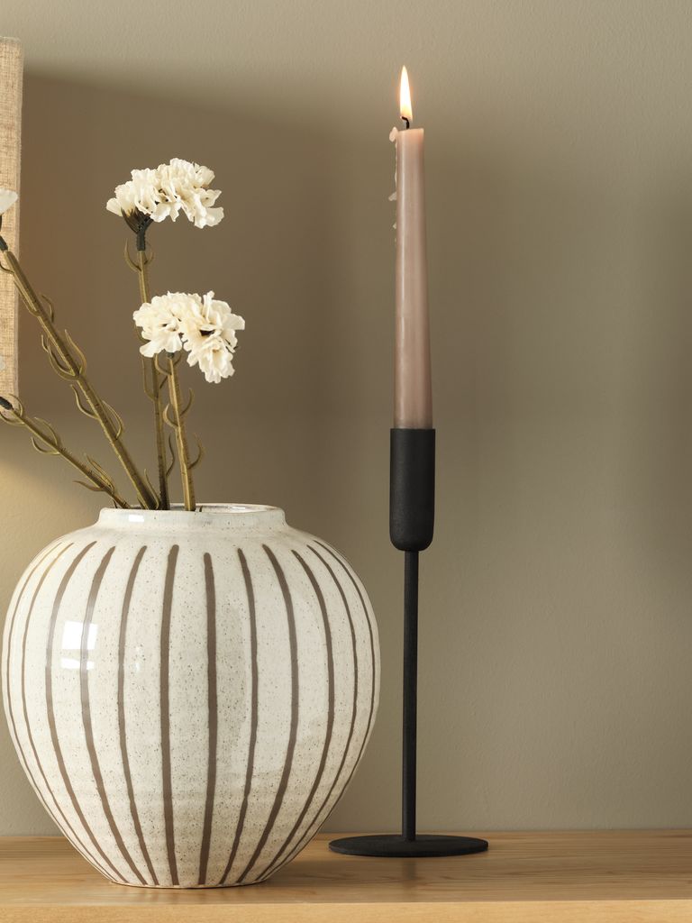 Candelabro de metal negro minimalista