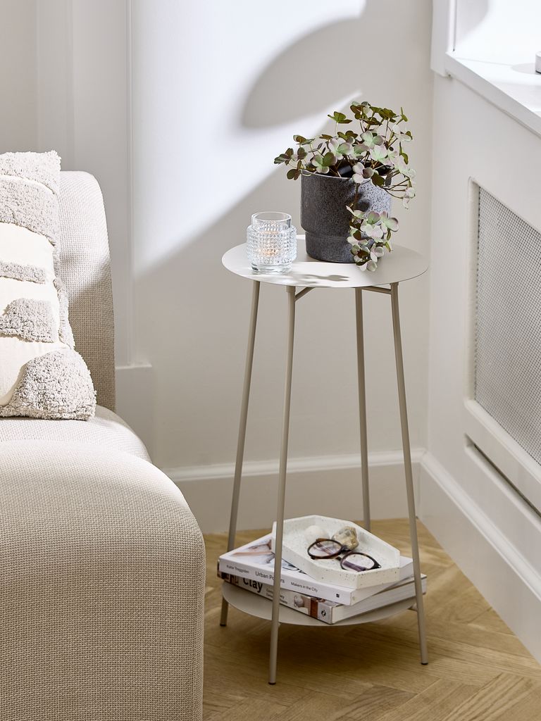 Mesita auxiliar redonda de metal gris