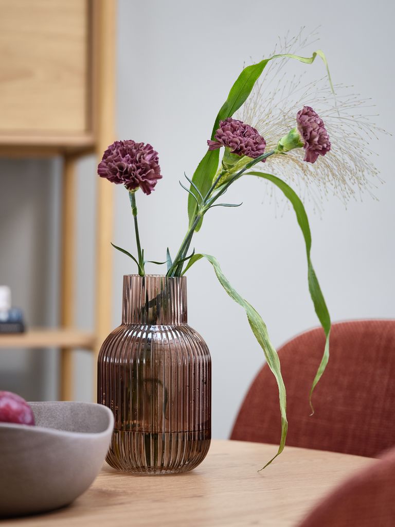 Jarrón de cristal marrón con flores