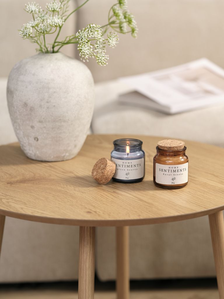 Mesa auxiliar redonda de madera clara