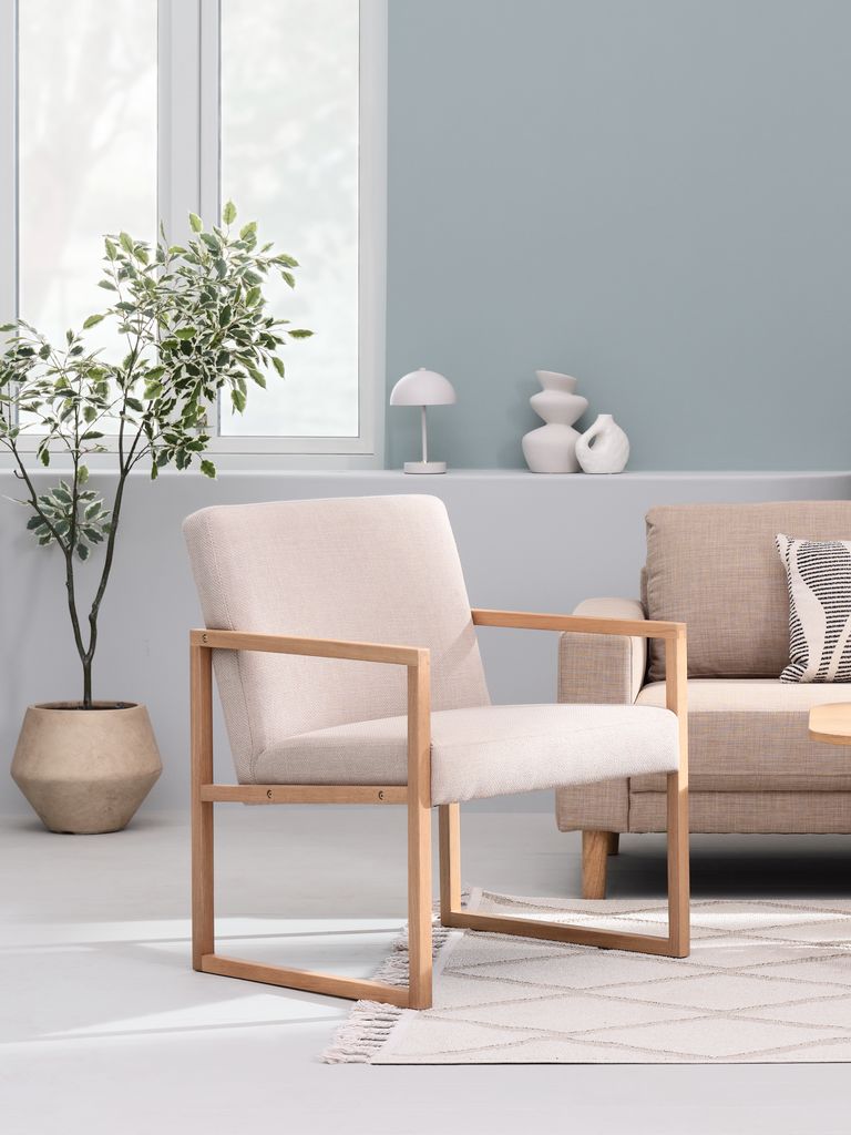 Sillón KALUNDBORG de tela arena y roble natural