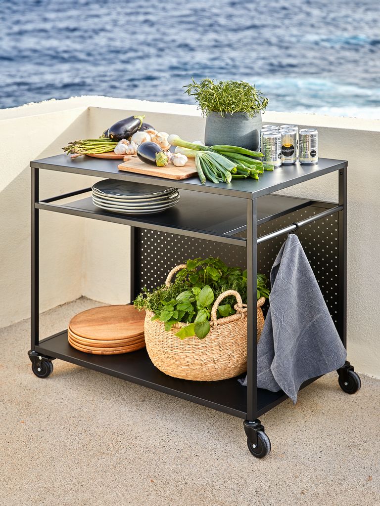 Mesa de barbacoa de acero negro con ruedas