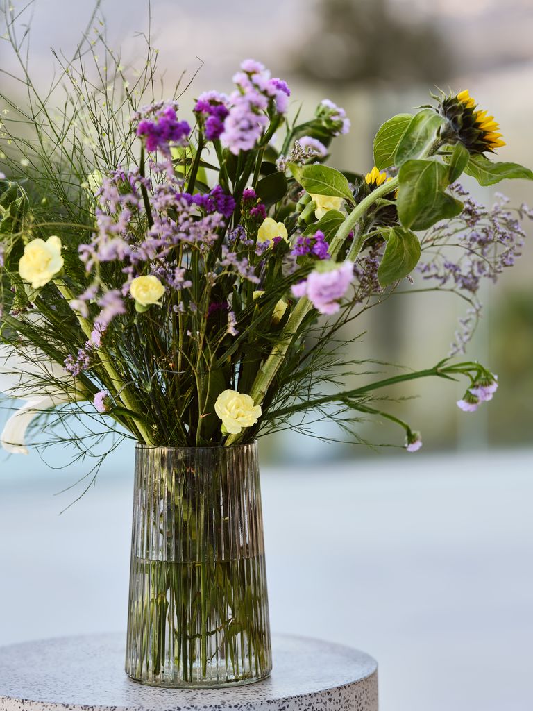 Jarrón de cristal transparente con diseño acanalado