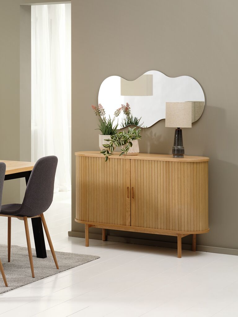 Aparador de madera clara con puertas de listones