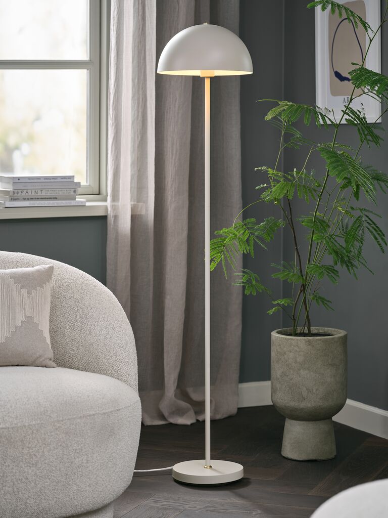 Lámpara de pie blanca con pantalla en forma de cúpula