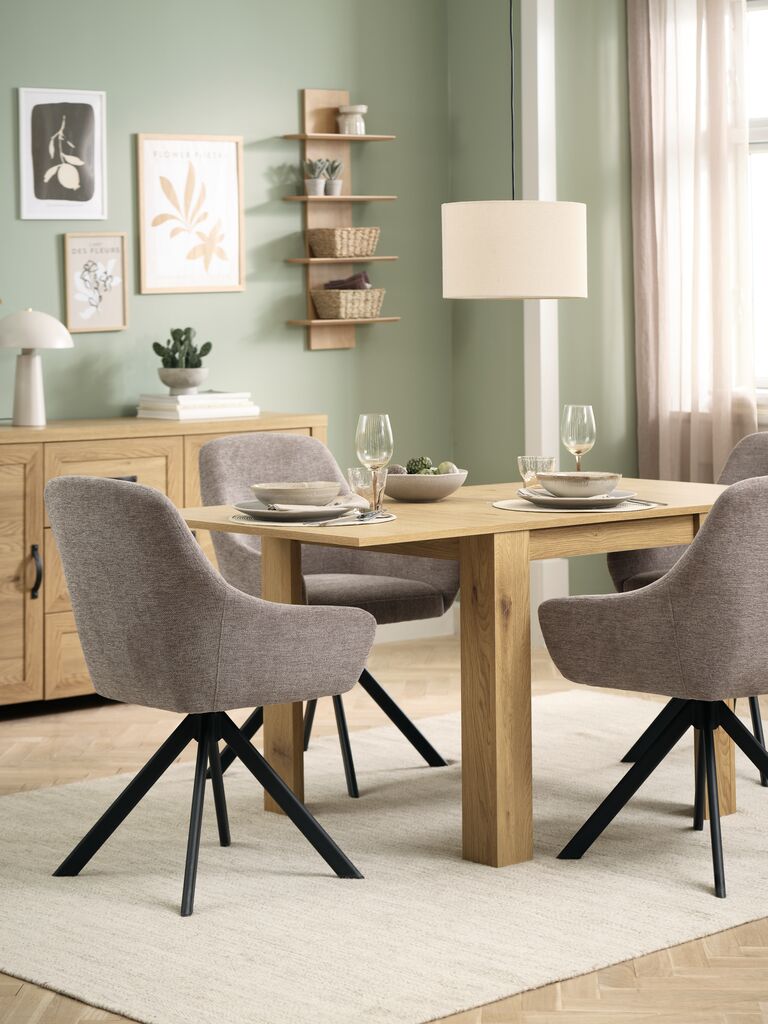 Mesa de comedor extensible de roble y sillas tapizadas arena