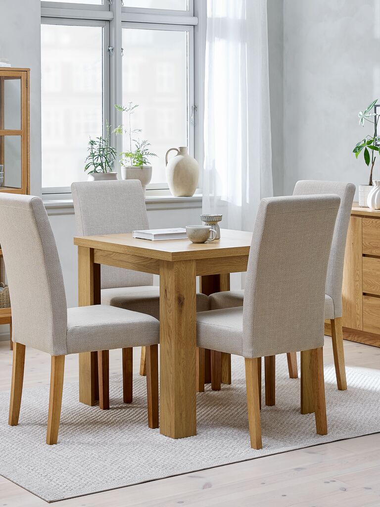 Mesa de comedor extensible roble cálido con 4 sillas tapizadas beis
