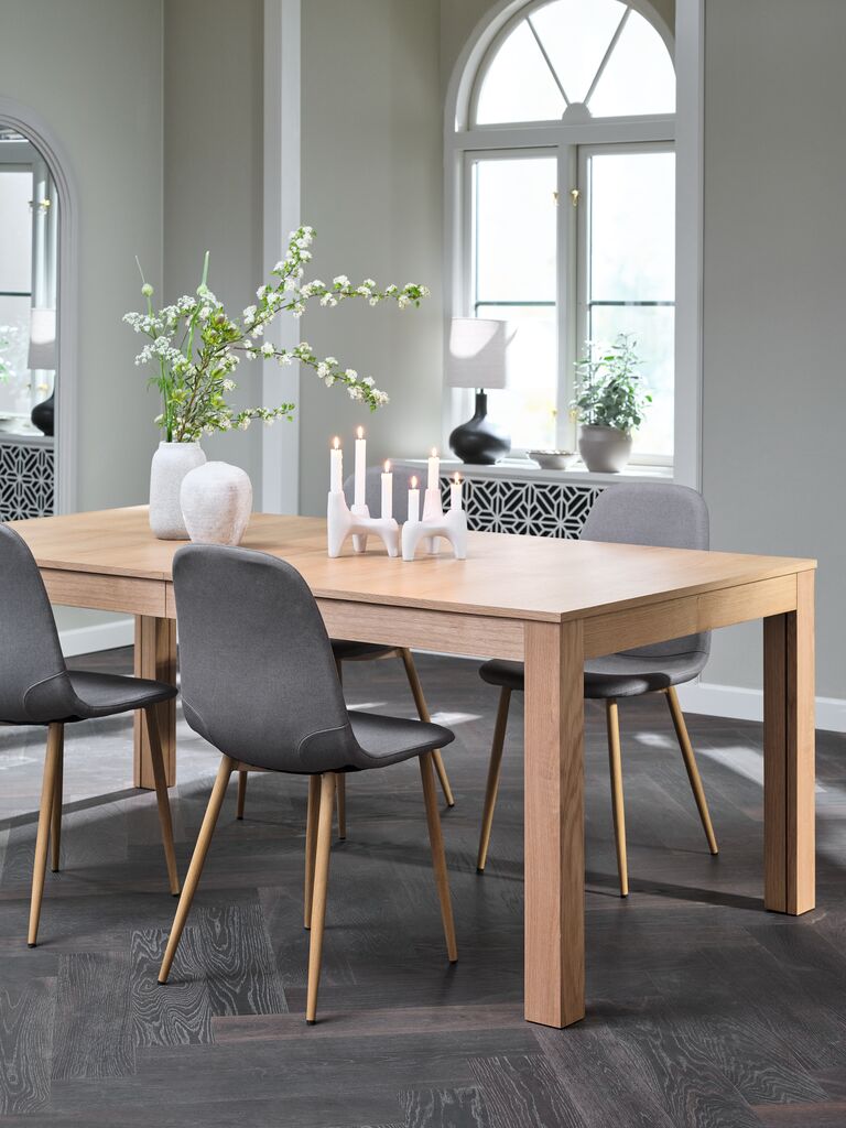 Mesa de comedor extensible roble natural con sillas grises
