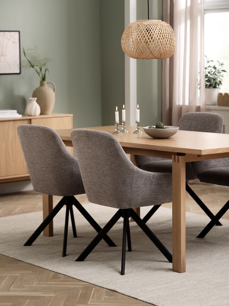 Mesa de comedor roble claro con sillas tapizadas grises