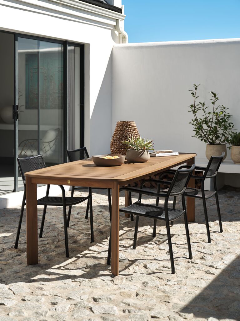 Mesa de comedor de madera con sillas negras