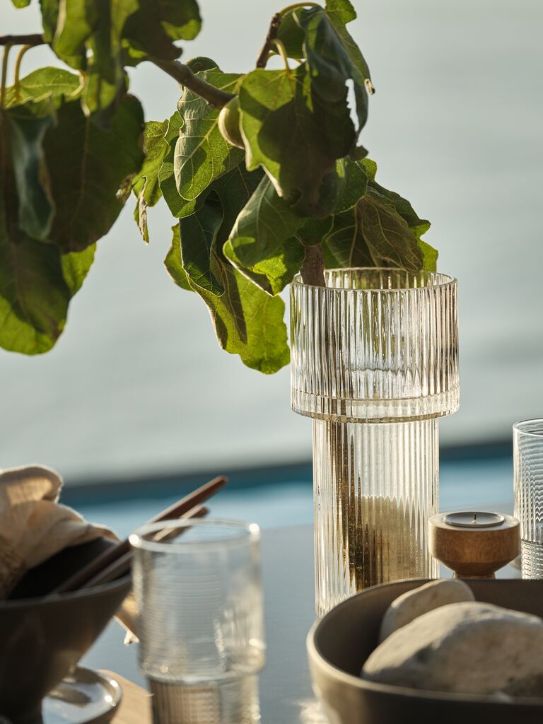 Jarrón de cristal acanalado transparente