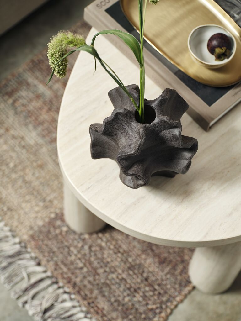 Mesa auxiliar redonda de madera clara