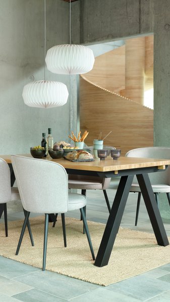 Table SANDBY L160 chêne naturel + 4 chaises RISSKOV gris