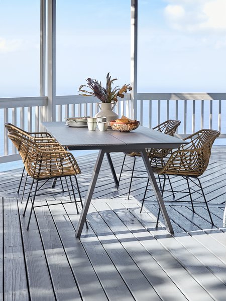 Mesa FAUSING L220 negro + 4 sillas ILDERHUSE natural