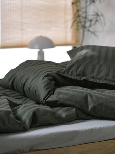 Påslakanset NELL Satin 150x210 mörkgrön