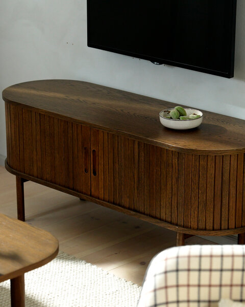 Stolik TV LYNGVIG 120cm 2 drzwi roletowe ciemny dąb