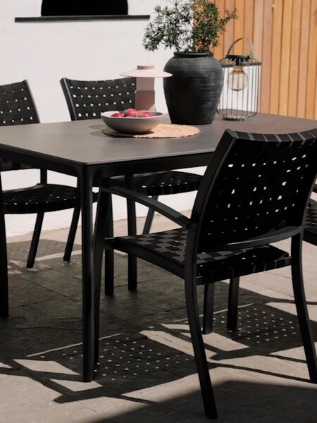 Table KUMLA L150 gris + 4 chaises GLOMFJORD empilable noir